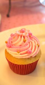 Cupcakes and cocktails party, with a simple DIY photo backdrop, photo booth how to