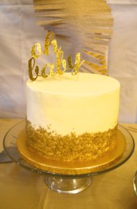 gold gender neutral baby shower, baby shower ideas, gender neutral baby shower cake, gold and white baby shower decor, baby shower brunch