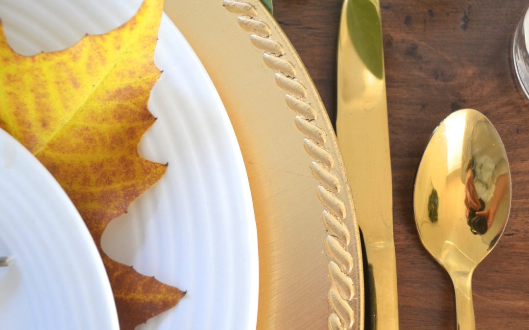 No pumpkin Thanksgiving tablescape, rustic gold table ideas, leaf place card, fall themed table ideas #thanksgivingtablescape #easytablescape #falltabledecor