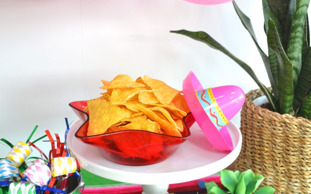 at home cinco de mayo party, cinco de mayo buffet, cinco de mayo party decorations, simple balloon garland