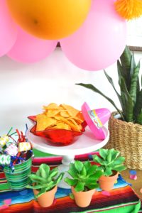 at home cinco de mayo party, cinco de mayo buffet, cinco de mayo party decorations, simple balloon garland